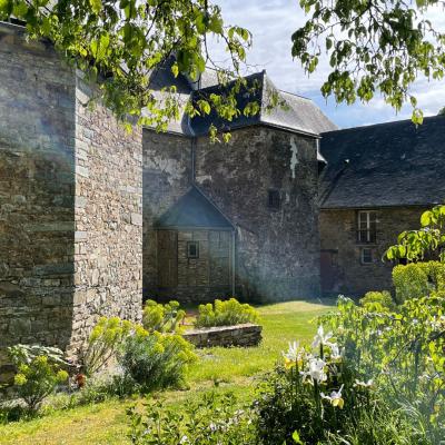 Façade nord, dans la verdure printanière