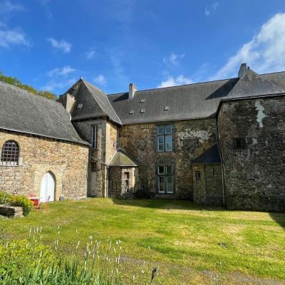 Façade nord sous le soleil estival