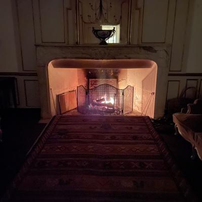 Feu dans la cheminée du grand salon